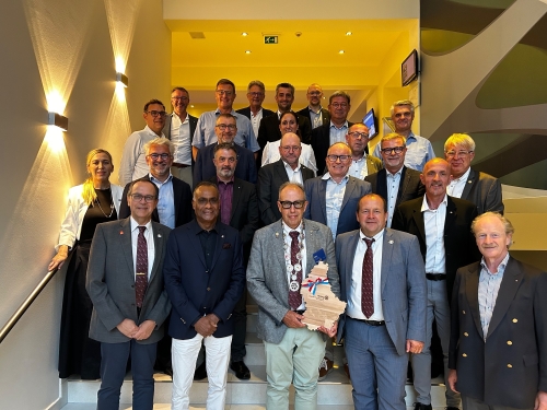 Les président(e)s des clubs et des responsables du District avec le Gouverneur Eric Desmidts